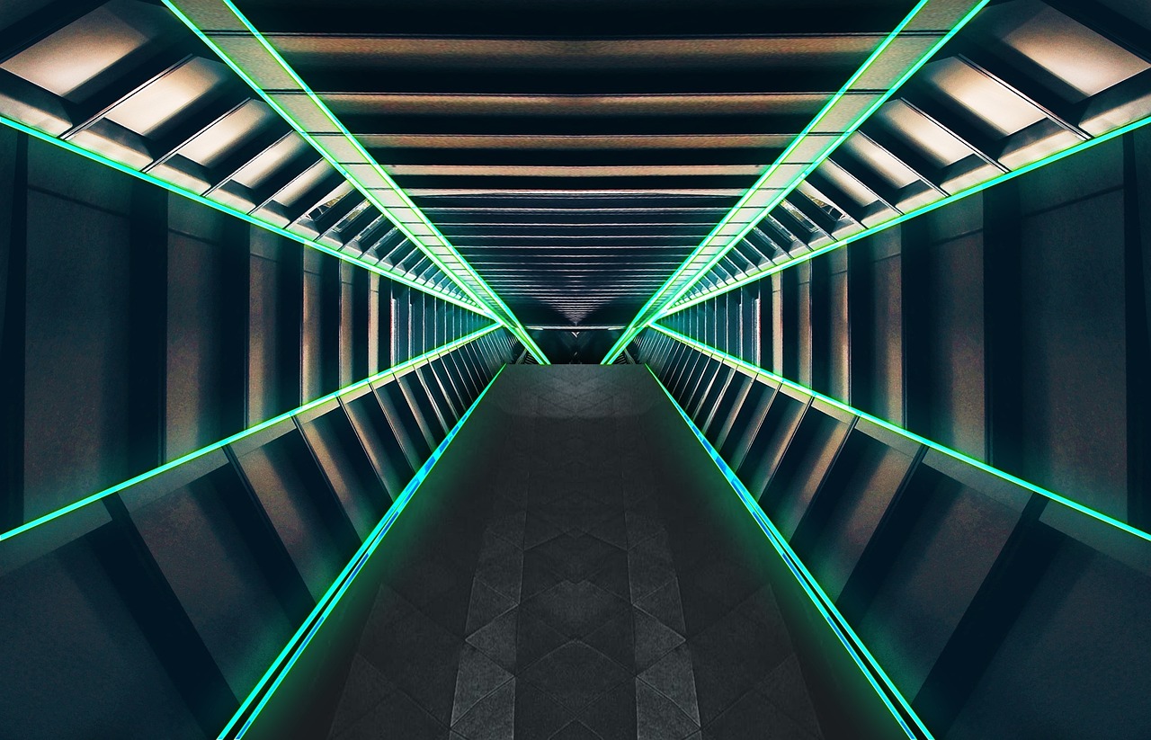 Elegante neonbuis vormt een chique wanddecoratie.