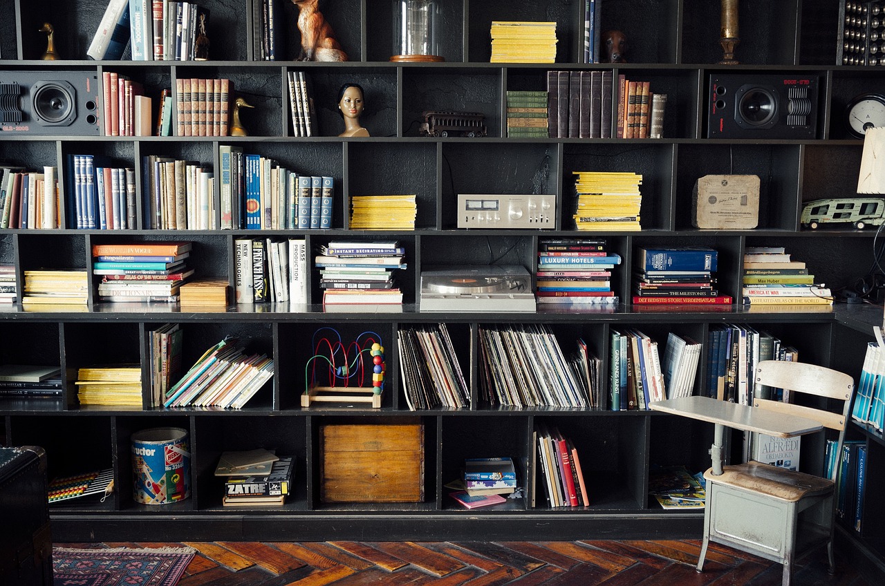 Gezellige leeshoek met fauteuils en boekenplanken. Gezellige leeshoek met fauteuils en boekenplanken.