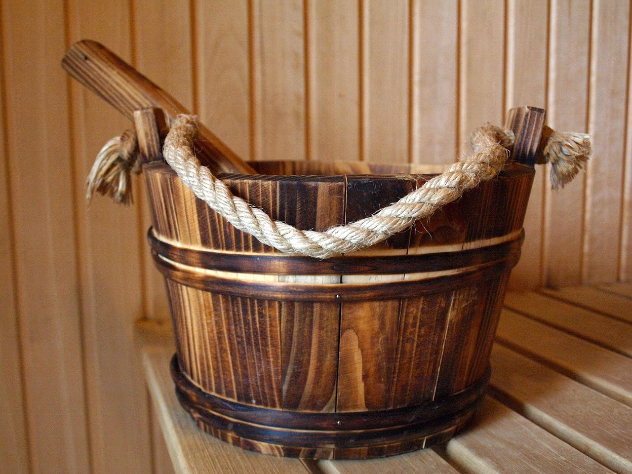 DIY sauna bouwmaterialen en gereedschap uitgestald. DIY sauna bouwmaterialen en gereedschap uitgestald.