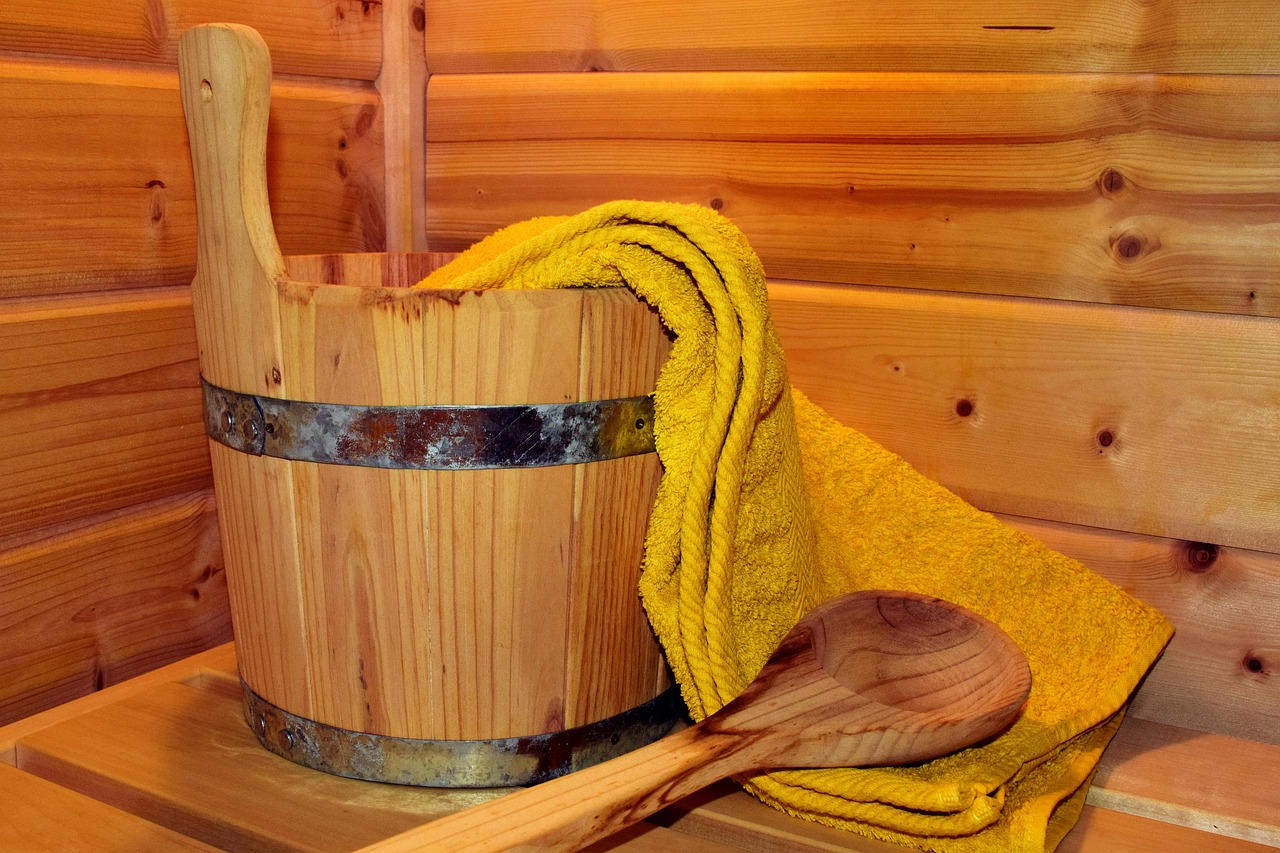Houten sauna met stoom in voorjaars tuin. Houten sauna met stoom in voorjaars tuin.