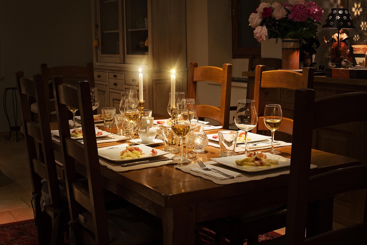 Lineaire hanglampen zorgen voor elegante eetkamersfeer. Lineaire hanglampen zorgen voor elegante eetkamersfeer.